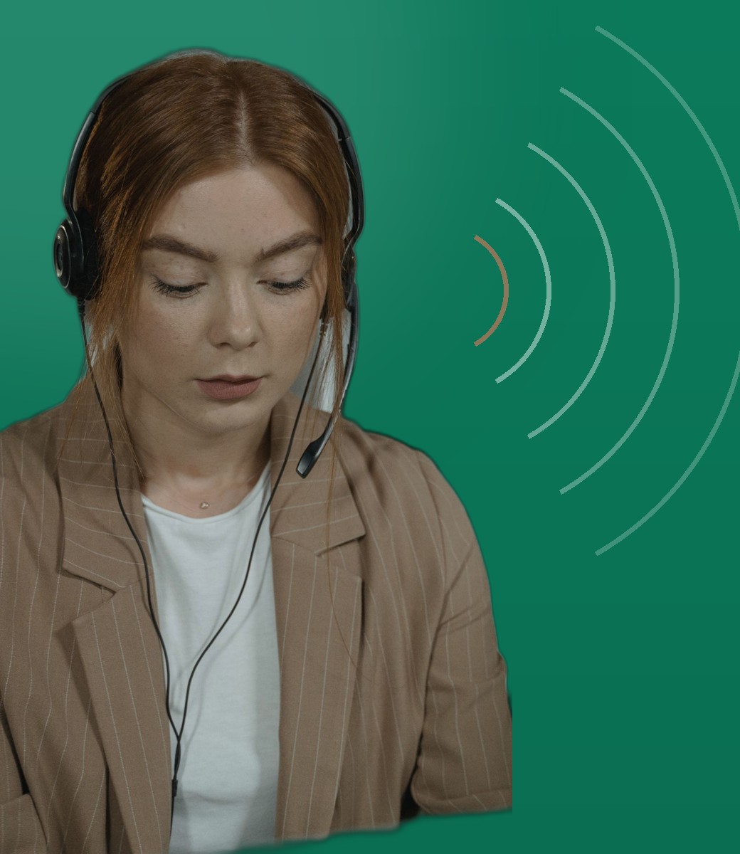 Ring AI-telefoniste met headset, geluidsgolven uit haar microfoon op een groene merk-achtergrond